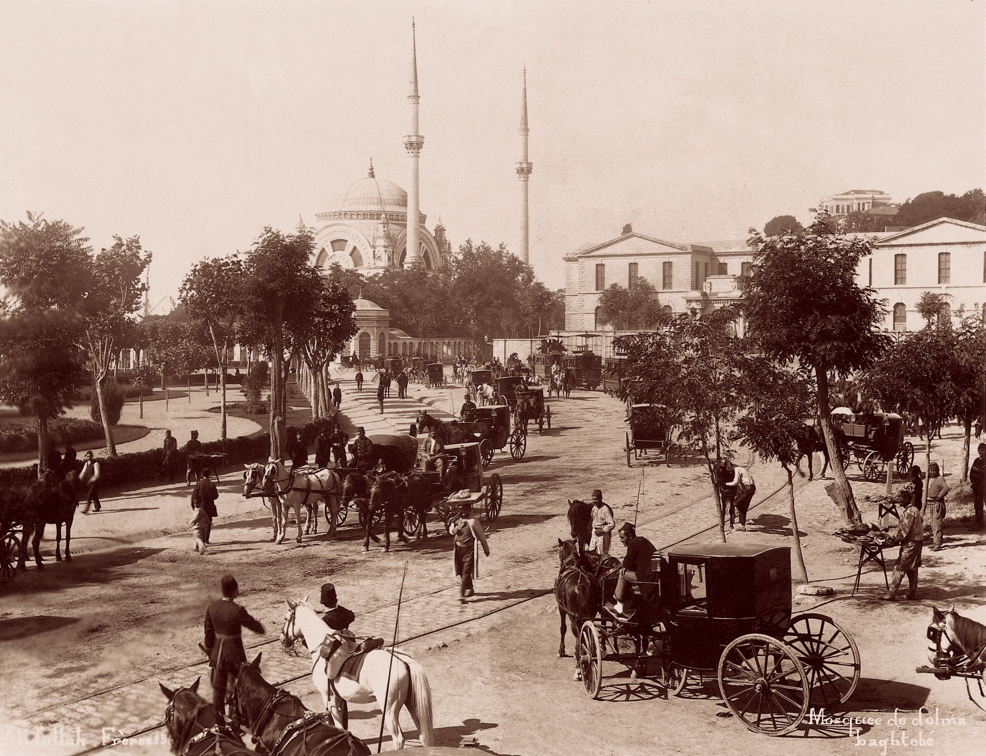 Dolmabahçe Camisi ve Meydanı