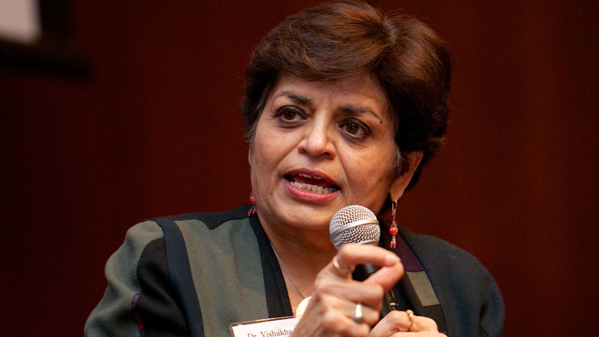 İkilikleri Kırmak: Kovid Döneminde Sanat Üzerine Düşünceler <br> Shahzia Sikander ve Vishakha Desai slide 1
