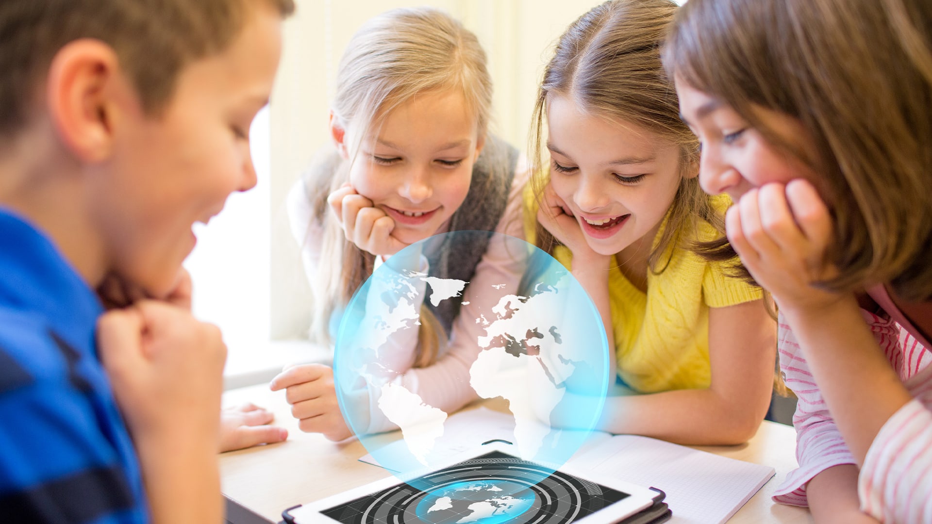 Geçmişten Geleceğe Yansımalar: Hologram görsel 0