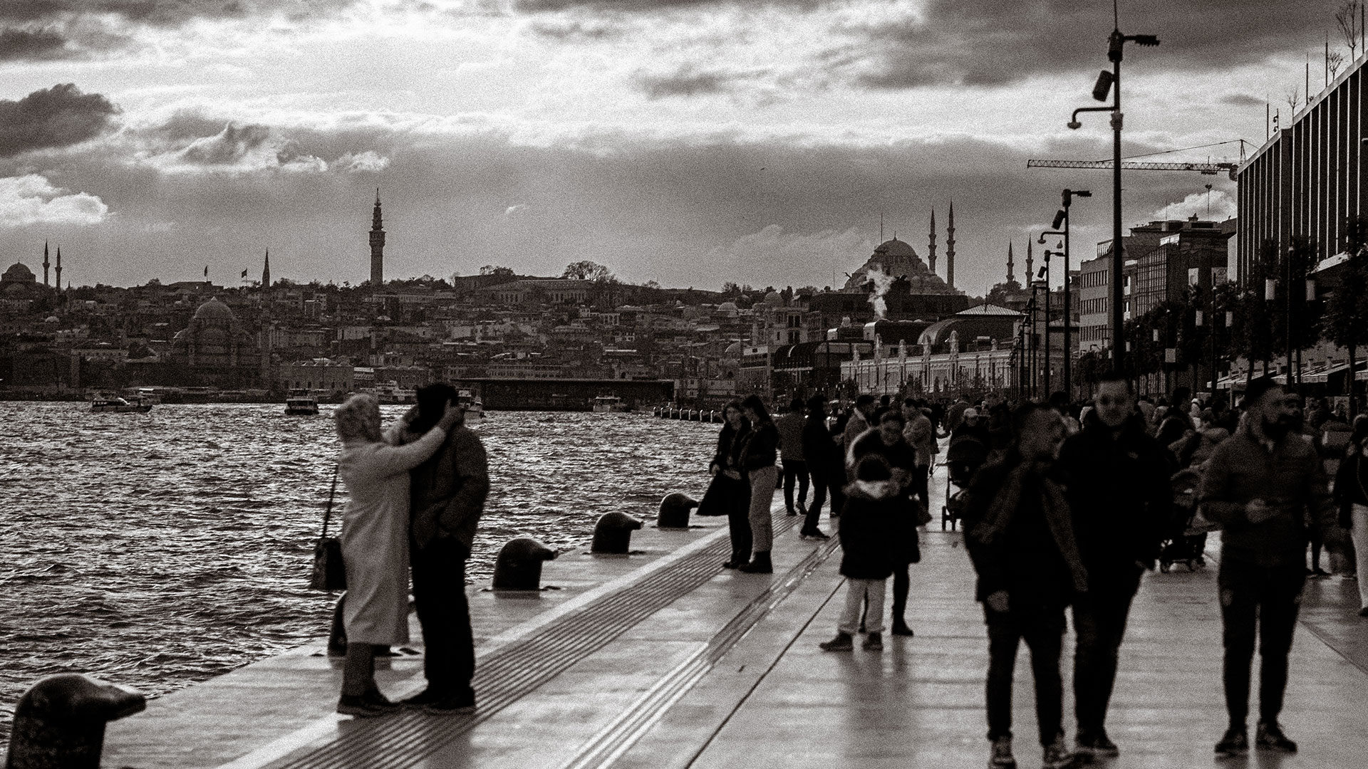 İmgenin Gizemi: Siyah Beyaz Fotoğraf görsel 1