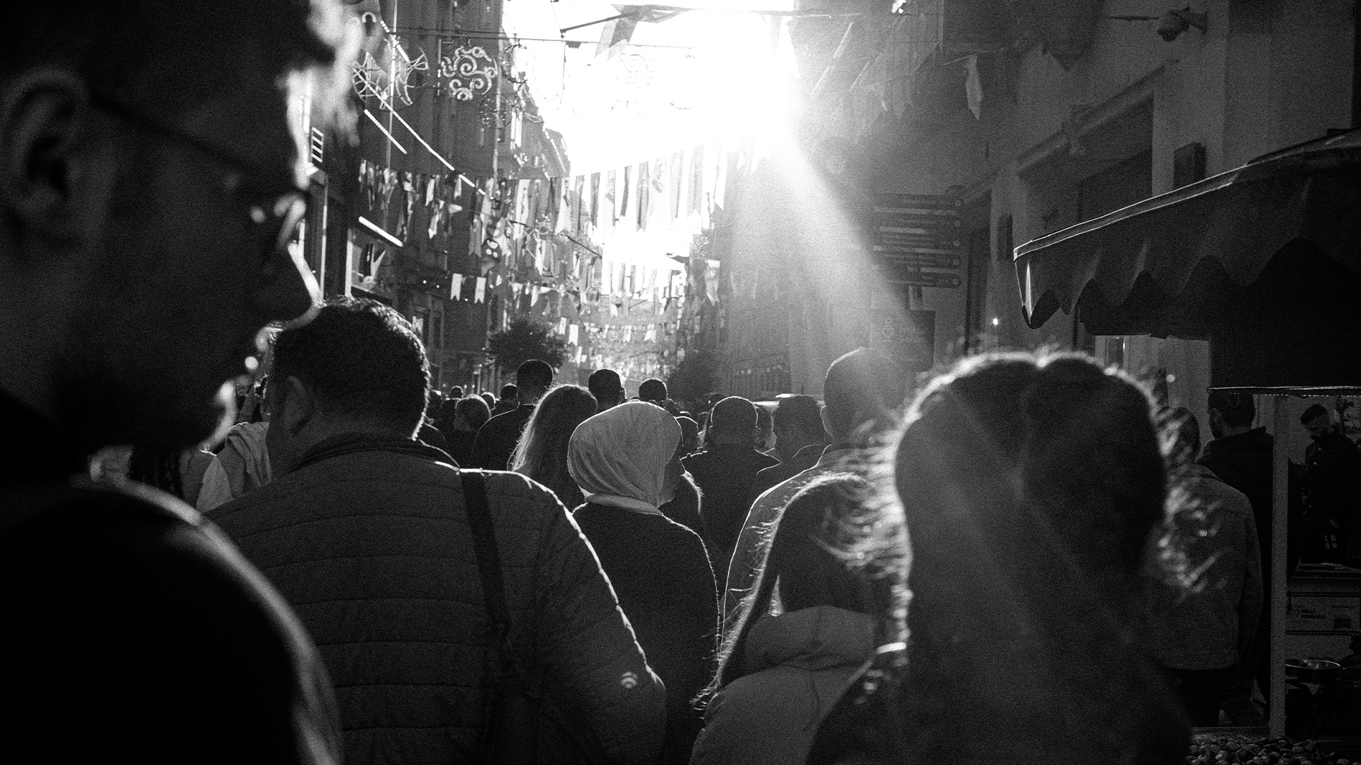 İmgenin Gizemi: Siyah Beyaz Fotoğraf görsel 2