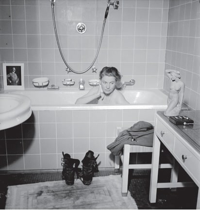 Ev Gibi Olmayan! <br> Lee Miller
